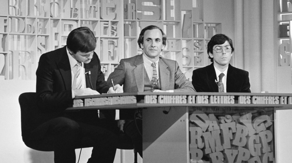 Arrêt "Des chiffres et des lettres", remplacé par "Le jeu des 1000 euros", poursuite du "Magazine de la santé" : la nouvelle grille de France Télévisions esquissée
"Des chiffres et des lettres", qui consiste à former le plus long mot possible ou à trouver un nombre à partir de lettres et de chiffres tirés au hasard, existe sous sa forme actuelle depuis 1972. Il avait été lancé en 1965 avec seulement la partie lettres, sous le nom "Le mot le plus long".