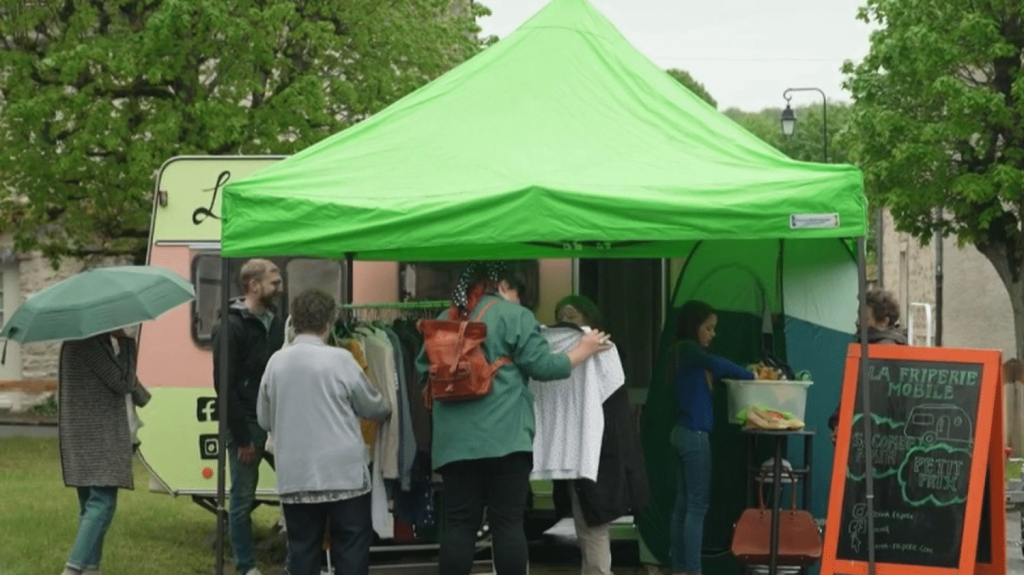 Mode : une friperie ambulante pour amener la seconde main dans les villages reculés
Depuis un an, Marjolaine Bonnin sillonne les routes de France et se rend dans les villages reculés avec sa friperie ambulante. Elle propose des pièces 100% vintage à petits prix.