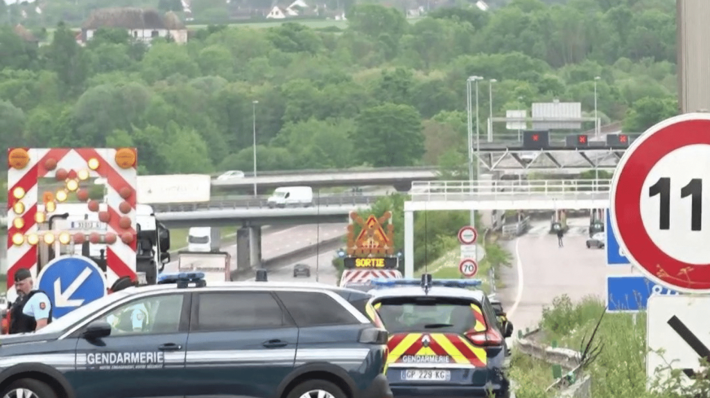 Attaque d’un fourgon pénitentiaire dans l’Eure : la police déploie les grands moyens pour retrouver le détenu évadé
C’est une traque de grande ampleur pour retrouver le fugitif qui s’est déclenchée mardi 14 mai. Le ministre de l’Intérieur, Gérald Darmanin, parle de moyens considérables. Comment opèrent les forces de l’ordre ?