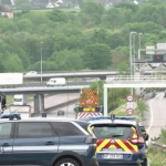 Attaque d’un fourgon pénitentiaire dans l’Eure : la police déploie les grands moyens pour retrouver le détenu évadé
C’est une traque de grande ampleur pour retrouver le fugitif qui s’est déclenchée mardi 14 mai. Le ministre de l’Intérieur, Gérald Darmanin, parle de moyens considérables. Comment opèrent les forces de l’ordre ?