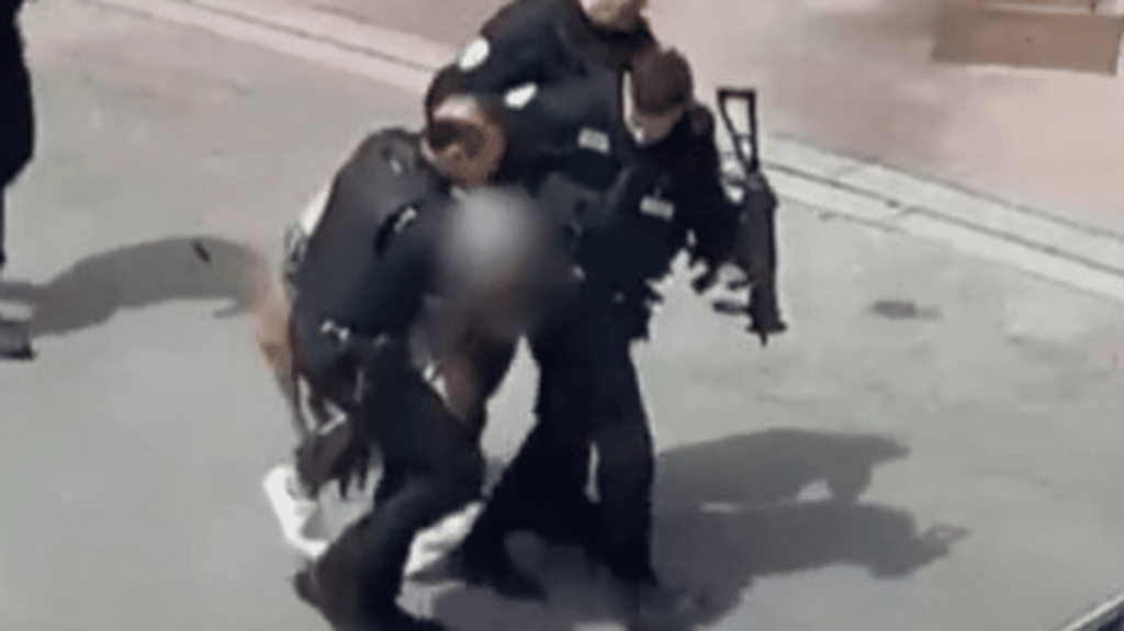 Haute-Saône : une fusillade sème la pagaille à Héricourt
En Haute-Saône, une fusillade a semé la panique à Héricourt, dans l’après-midi du samedi 25 mai. Un homme a ouvert le feu avec une kalachnikov en plein centre-ville. Aucun blessé n’est à déplorer, et le tireur a été interpelé.