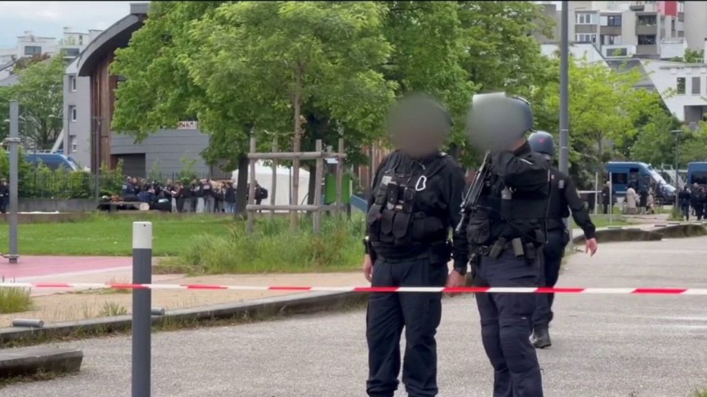 Seine-Saint-Denis : deux hommes tués par balle en pleine rue à Sevran
Une fusillade a eu lieu à Sevran, en Seine-Saint-Denis, dimanche 5 mai dans la soirée. Ce double homicide survient moins de 48 heures après une autre fusillade mortelle.