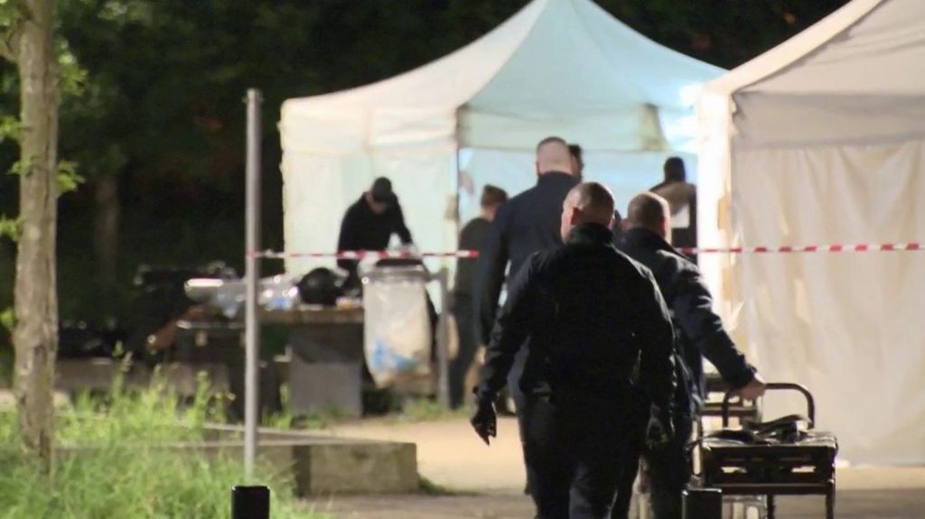 Fusillades à Sevran : trois morts en deux jours
La commune de Sevran, en Seine-Saint-Denis, a été le théâtre d'une fusillade mortelle, dimanche 5 mai, deux jours après une autre fusillade qui avait fait un mort.