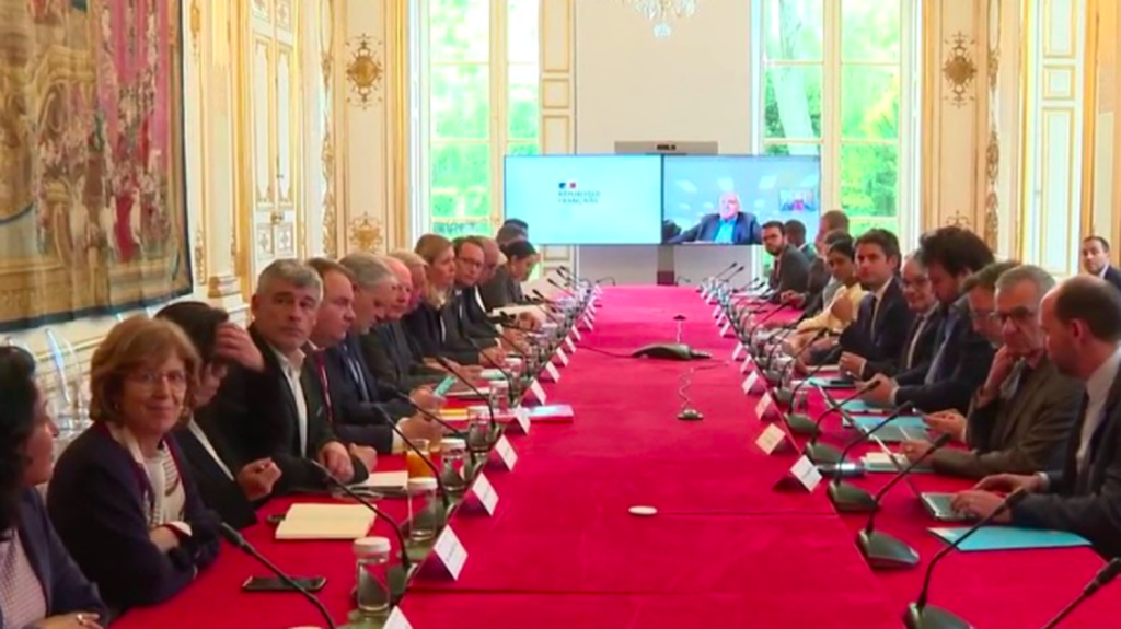 Émeutes en Nouvelle-Calédonie : l’hypothèse d’une médiation proposée par Matignon
Le Premier ministre, Gabriel Attal, appelle au dialogue en Nouvelle-Calédonie. Quelles sont les solutions pour sortir de la crise ?