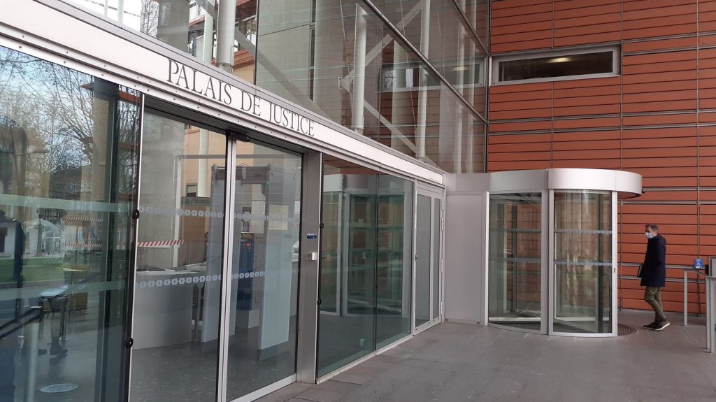 Un homme en garde à vue à Toulouse, soupçonné d'avoir poignardé une travailleuse du sexe
La prostituée a reçu des coups de couteau au niveau du cou, vraisemblablement d'un client qui a refusé de payer ses services. Grièvement blessée, ses jours ne sont plus en danger.