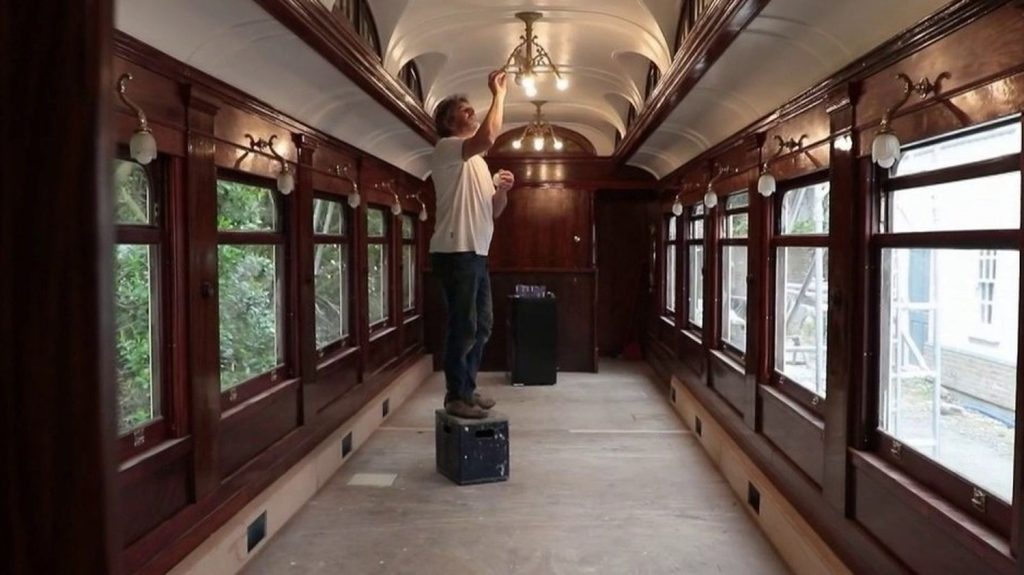 Angleterre : à la découverte d’une gare transformée en hôtel de caractère
Au sud de l’Angleterre, sur un chemin de fer où aucun train ne circule depuis plus de 50 ans, on peut passer la nuit dans un wagon de train centenaire.