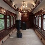 Angleterre : à la découverte d’une gare transformée en hôtel de caractère
Au sud de l’Angleterre, sur un chemin de fer où aucun train ne circule depuis plus de 50 ans, on peut passer la nuit dans un wagon de train centenaire.