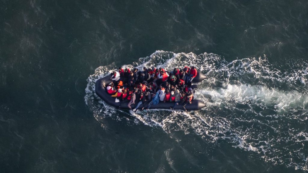 Seine-Maritime : 66 migrants pris en charge par la gendarmerie maritime à Dieppe après avoir voulu rallier l'Angleterre
Selon la préfecture, le canot qui se trouvait dans les eaux françaises a sollicité l'aide. Toutes les passagers du canot été récupérés à bord de l'Yser, vedette côtière de surveillance.