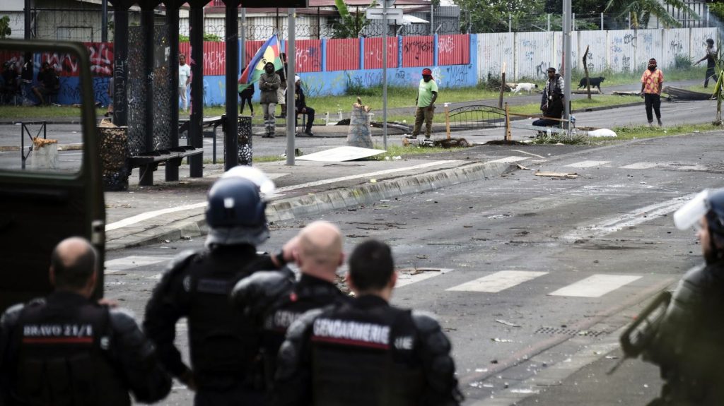 Nouvelle-Calédonie : les forces de l'ordre reprennent le dernier quartier de Nouméa qui "n'était pas sous contrôle", annonce Gérald Darmanin
Douze personnes ont été interpellées et 26 barrages ont été démantelés lors de cette "grande opération" à Rivière-Salée, précise le ministre de l'Intérieur.