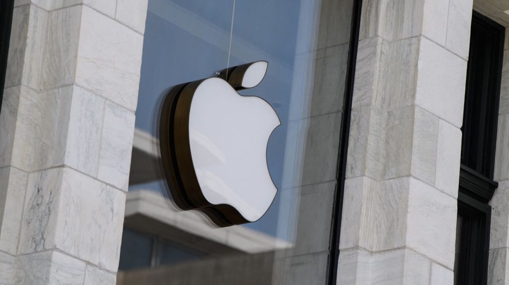 Apple : pourquoi une première grève dans un magasin américain pourrait nuire à l'image du géant de la tech
Les employés syndiqués d'un Apple Store du Maryland ont voté samedi en faveur d'une possible grève, qui serait la première dans une enseigne du groupe technologique aux Etats-Unis.