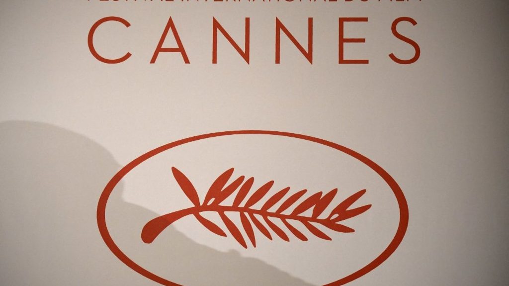 Festival de Cannes 2024 : les organisateurs ouvrent la porte au dialogue avec les travailleurs appelant à la grève
Déplorant une précarité grandissante de leurs métiers, des projectionnistes, programmateurs, attachés de presse, chargés des billetteries, employés par différents festivals au cours de l'année demandent à pouvoir bénéficier du statut des intermittents du spectacle, dont ils sont privés.