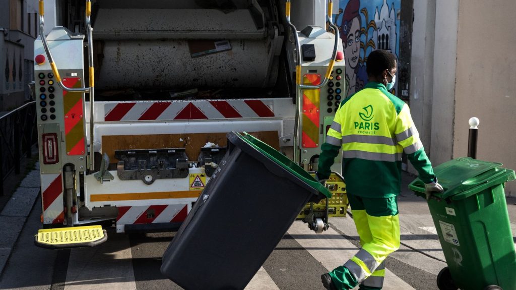 A Paris, la grève des éboueurs liée aux Jeux olympiques débute
Selon la mairie, les services de collecte ont été peu affectés par le début de cette mobilisation avec 16% de grévistes. Mais la CGT a compté de son côté "70% à 90% de grévistes" parmi les effectifs.