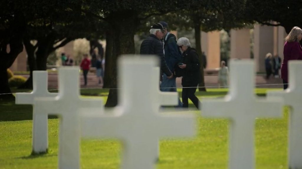 Débarquement : en Normandie, les héritiers des vétérans sont les gardiens de la mémoire
À quelques jours du 80ème anniversaire du Débarquement, le 13 Heures de France 2 vous fait découvrir les passeurs de mémoires, les familles de vétérans qui se rendent sur les plages ou au célèbre cimetière de Colleville.