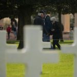 Débarquement : en Normandie, les héritiers des vétérans sont les gardiens de la mémoire
À quelques jours du 80ème anniversaire du Débarquement, le 13 Heures de France 2 vous fait découvrir les passeurs de mémoires, les familles de vétérans qui se rendent sur les plages ou au célèbre cimetière de Colleville.