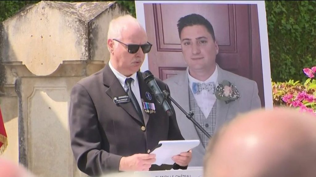 Attaque d'un fourgon pénitentiaire dans l'Eure : un hommage a été rendu à Arnaud Garcia
Samedi 25 mai, des centaines de personnes ont rendu un dernier hommage à Arnaud Garcia, un des agents pénitentiaires tués lors de l'attaque d'un fourgon dans l'Eure le 14 mai.
