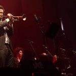 Jazz sous les pommiers : un big band franco-américain pour un hommage à Duke Ellington et célébrer le 80e anniversaire du D-Day
Ils sont seize jeunes musiciens américains et français, réunis au sein de la formation Future of Jazz Big Band. Ils se produisaient ce week-end sur la scène du festival Jazz sous les pommiers pour un double anniversaire.