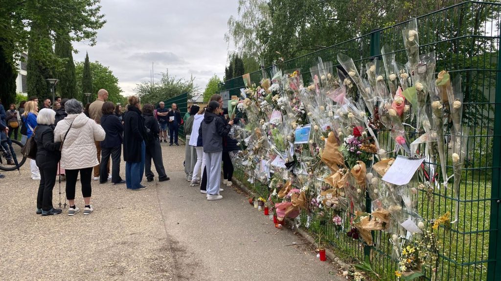 Attaque au couteau à Souffelweyersheim : 250 personnes rassemblées pour rendre hommage à Madeline, morte après un malaise cardiaque dans son collège
La jeune fille était morte après avoir fait un malaise cardiaque à la suite de la mise à l'abris de tous les élèves de l'école après l'agression de deux fillettes.