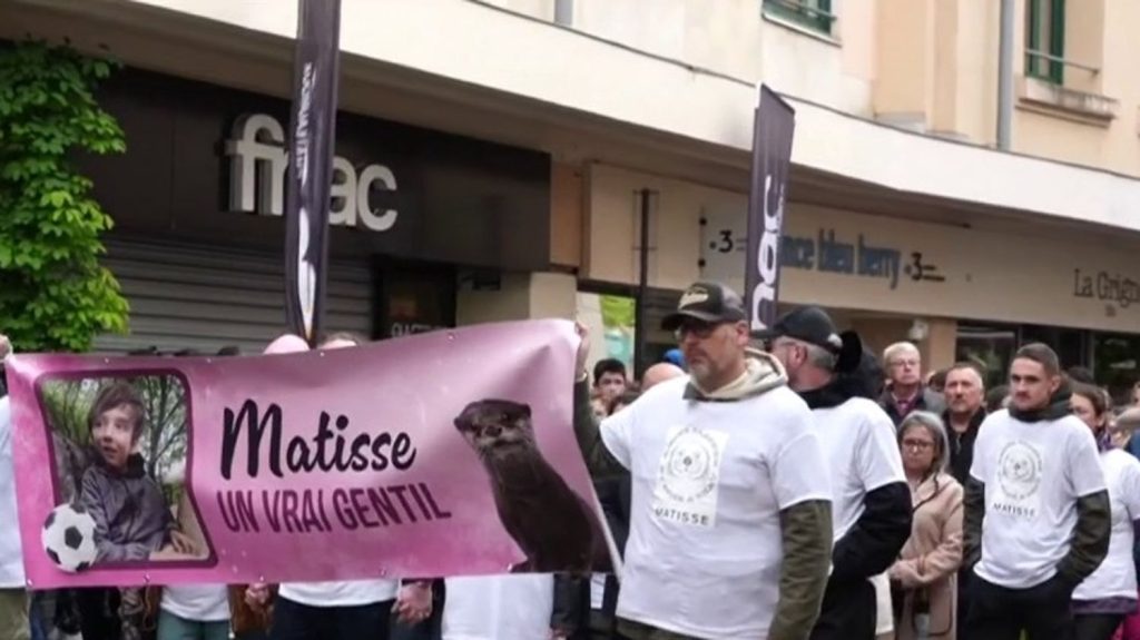 Meurtre de Matisse : à Châteauroux, 8 000 personnes ont marché pour rendre hommage à l'adolescent
Une marche gentille, quelque chose qui lui ressemble. Le père de Matisse aura été entendu. Samedi 4 mai, 8 000 personnes étaient à Châteauroux (Indre) pour une marche silencieuse en hommage à l'adolescent mort poignardé la semaine dernière.