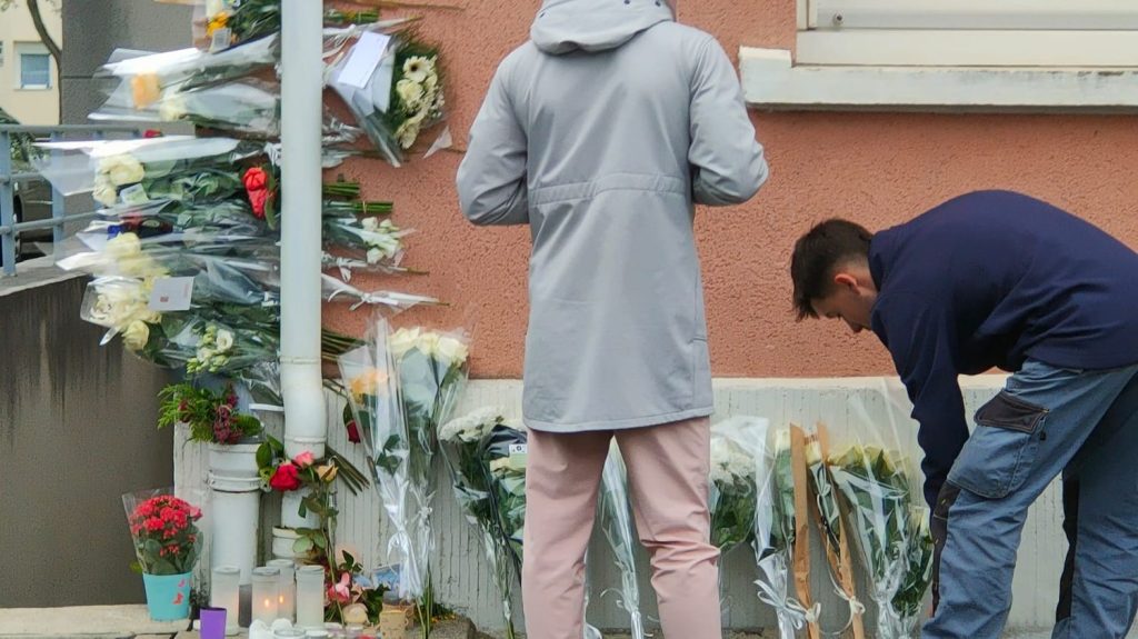 Meurtre de Matisse : la famille de l'adolescent poignardé à mort annonce une cérémonie en deux temps pour lui rendre hommage
Une cérémonie est prévue mardi au stade Gaston-Petit de Châteauroux . Le samedi 4, les personnes qui le souhaitent pourront se recueillir à l'espace funéraire où repose Matisse.