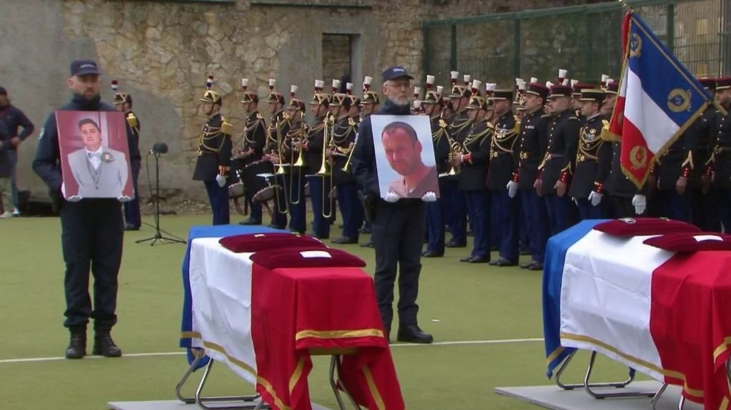 Attaque d'un fourgon pénitentiaire : un hommage national rendu à Caen
Mercredi 22 mai, huit jours après l'attaque mortelle d'un fourgon pénitentiaire dans l'Eure, un hommage national a été rendu aux deux agents pénitentiaires tués.