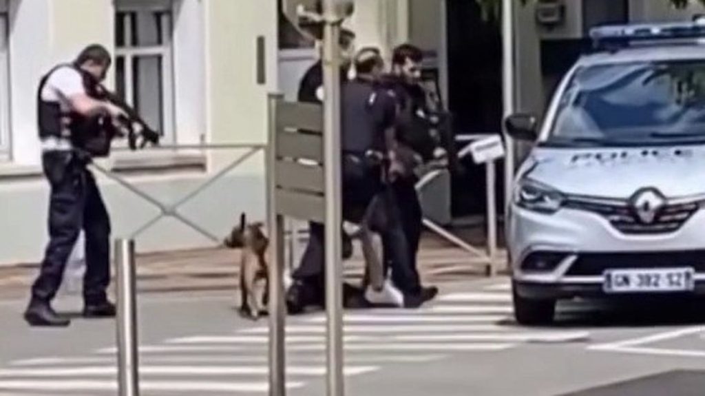 Haute-Saône : un homme tire à la kalachnikov en centre-ville d'Héricourt
Samedi 25 mai, un homme armé d'une kalachnikov a semé la panique dans le centre-ville d'Héricourt (Haute-Saône). Aucun blessé n'est à déplorer et le suspect a été interpellé chez ses parents.