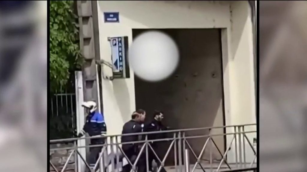 Haute-Saône : dans le centre-ville d'Héricourt, un homme tire à la kalachnikov
Un homme muni d'une kalachnikov a ouvert le feu dans le centre-ville d'Héricourt samedi 25 mai. Aucune personne n'a été blessée et le suspect a été interpellé chez ses parents.
