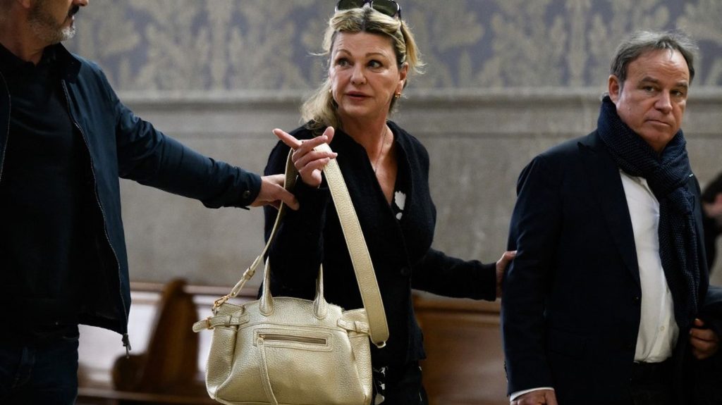 La chanteuse Jeane Manson, victime d'un incident cardiaque, reste hospitalisée à Lyon
Les pompiers avaient pris en charge l'artiste dans la soirée du mardi 7 mail pour "une douleur thoracique" dans l'enceinte du palais de justice de Lyon, où elle assistait au procès en appel qui l'oppose à son son ex-belle-fille, Coline Berry-Rojtman.