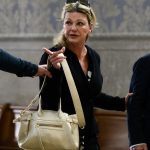 La chanteuse Jeane Manson, victime d'un incident cardiaque, reste hospitalisée à Lyon
Les pompiers avaient pris en charge l'artiste dans la soirée du mardi 7 mail pour "une douleur thoracique" dans l'enceinte du palais de justice de Lyon, où elle assistait au procès en appel qui l'oppose à son son ex-belle-fille, Coline Berry-Rojtman.