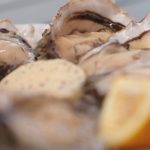 Gastronomie : à la découverte des huîtres de Marennes, la perle d'Oléron
Samedi 4 mai, la rubrique "Les petits plats dans l'écran" met à l'honneur l'huître de Marennes, une variété de fruits de mer, cultivées en Charente-Maritime.