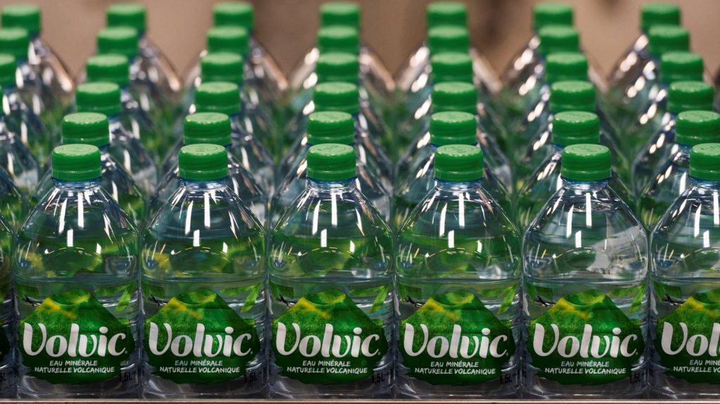 Une usine Volvic dans le Puy-de-Dôme cible d'un incendie volontaire mercredi matin, des tags écologistes retrouvés sur place
Il s'agit d'une annexe de l'usine de Volvic, un petit bâtiment d'une vingtaine de mètres carrés, qui a été touché par cet acte malveillant, selon la gendarmerie.
