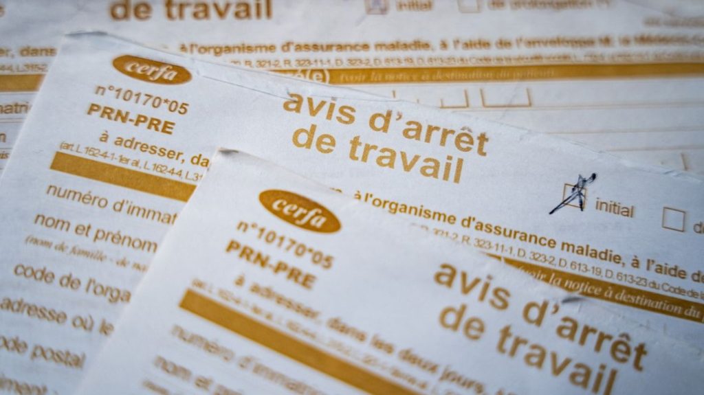 La Cour des comptes préconise de ne plus indemniser les arrêts maladie de moins de huit jours
L'institution a proposé une batterie de mesures pour réaliser entre "500 millions et un milliard d'euros" d'économies sur le budget de la Sécurité sociale.