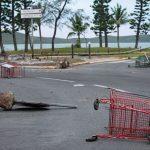 Émeutes en Nouvelle-Calédonie : les inégalités entre les Kanaks et le reste de la population persistent
Le niveau de vie médian des Kanaks est deux fois plus faible que celui des non-Kanaks. Les Kanaks occupent également des professions moins bien payées et souffrent davantage du chômage.