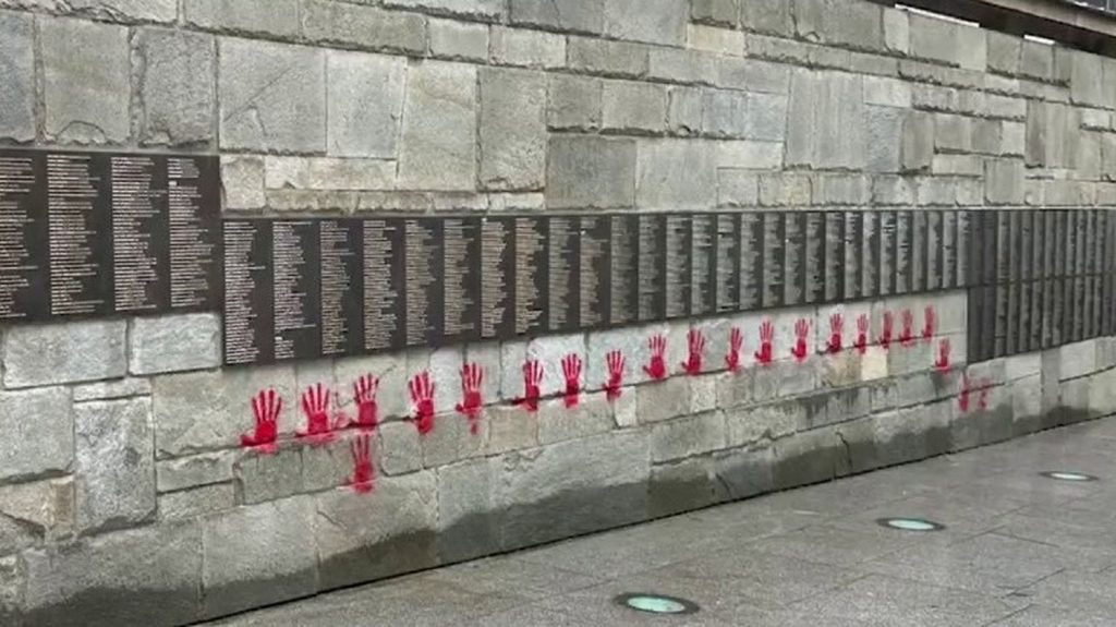 Tags sur le mur des Justes : une ingérence de la Russie ?
Une piste se dégage concernant les auteurs des tags réalisés au Mémorial de la Shoah à Paris, il y a une semaine, les enquêteurs s'orientent vers une tentative d'ingérence de la part de la Russie.
