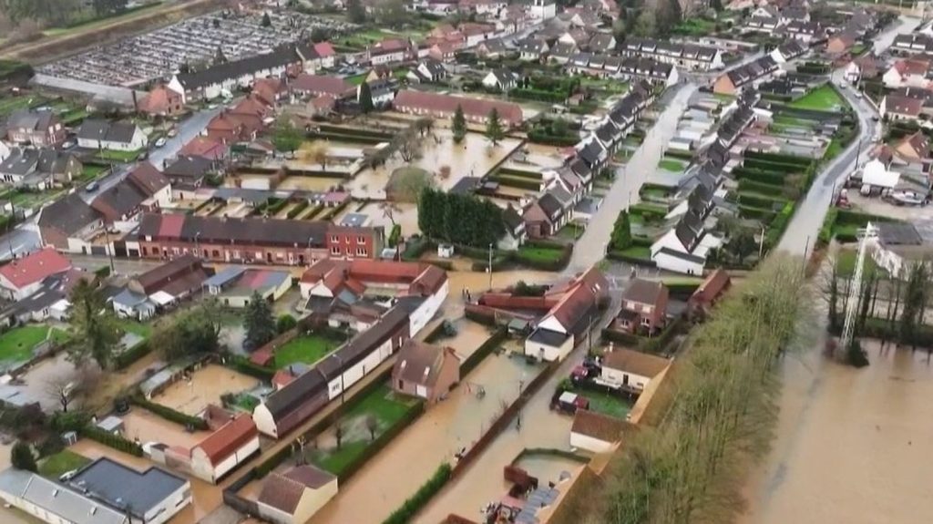 Inondations dans le Pas-de-Calais : une trentaine de maisons vont être détruites
Dans le Pas-de-Calais, une trentaine de maisons doivent être détruites dans la ville d’Arques, faute de pouvoir empêcher l’eau d’y entrer, une décision difficile et douloureuse pour les habitants. Certains refusent catégoriquement.
