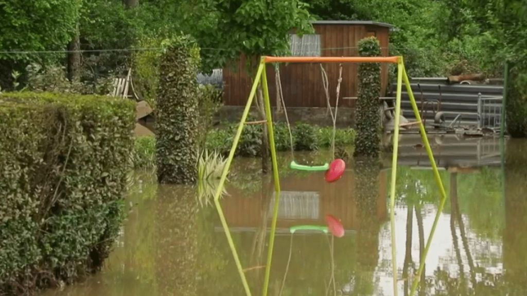 Crues : des inondations exceptionnelles en Moselle, les habitants constatent les dégâts
En Moselle, la décrue a commencé, dimanche 19 mai. Pour les habitants de Bouzonville, il est temps de faire l’inventaire des nombreux dégâts.