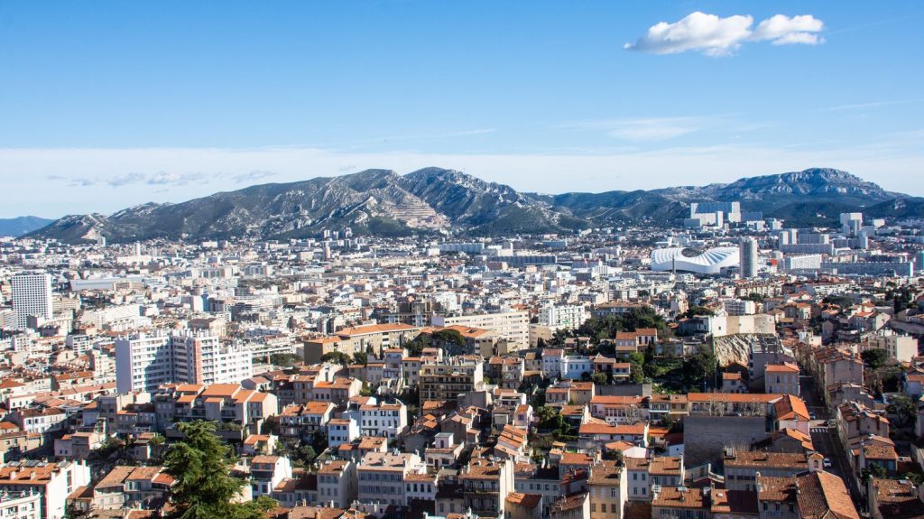 Reportage
"Avec ce que j'ai, on ne me prend pas dans le privé" : à Marseille, le projet de loi sur le logement inquiète les locataires actuels de HLM
Parmi les principales mesures du projet de loi du gouvernement, il y a notamment les règles pour les locataires d'un logement social dont les revenus dépassent les plafonds autorisés en HLM.