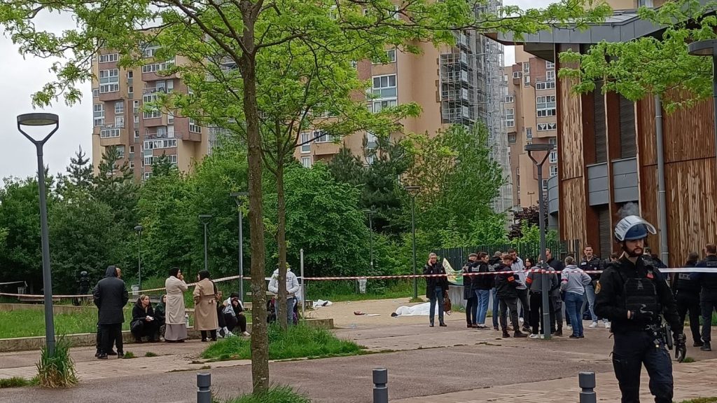 Reportage
"J'ai peur de sortir" : à Sevran, l'inquiétude des habitants après deux fusillades mortelles
Deux fusillades ont eu lieu à Sevran, en Seine-Saint-Denis, faisant trois morts et plusieurs blessés graves sur fond de soupçons de trafic de drogue. L'une des fusillades s'est même déroulée en plein jour. De quoi effrayer les habitants.