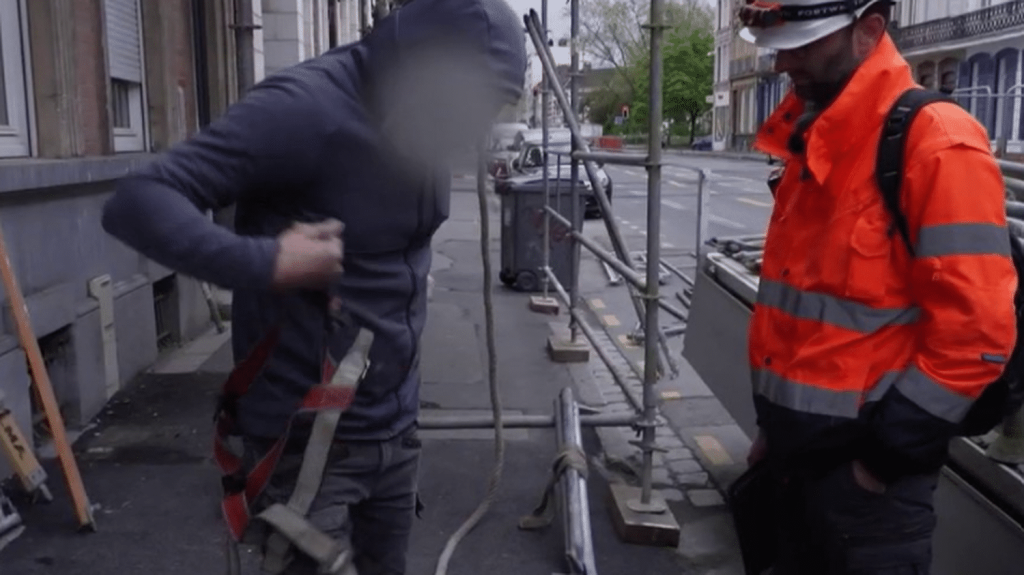 Accidents du travail : en immersion avec un inspecteur du travail à Lille
Le 20 Heures a pu suivre un inspecteur du travail dans les rues de Lille, dans le Nord. Il contrôle très fréquemment les entreprises du BTP. En 2022, près d'un quart des accidents du travail mortels concernaient ce secteur.