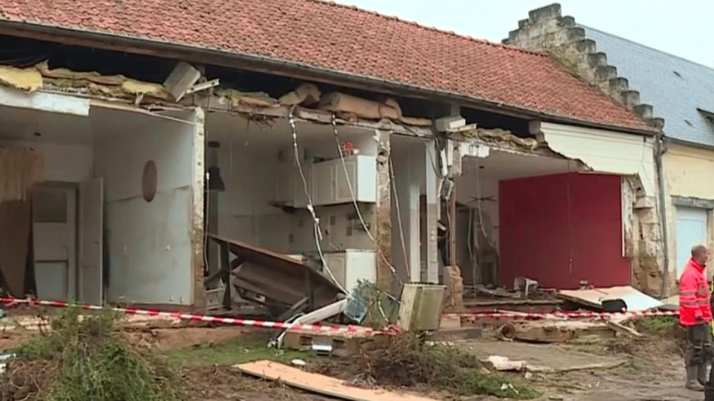 Intempéries dans l’Aisne : une femme est décédée, emportée par une coulée de boue
La façade d’une maison de Courmelles, dans l’Aisne, a explosé sous le poids de l’eau, jeudi 2 mai. Alors qu’elle se trouvait à l’intérieur, son habitante, une femme de 57 ans, a été emportée par une coulée de boue.