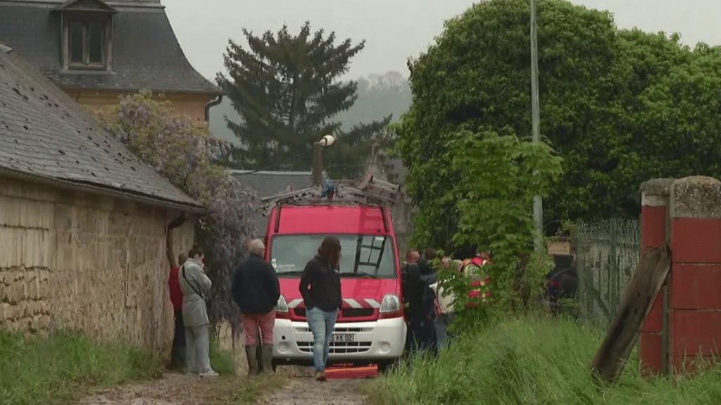Intempéries : après la coulée de boue dans l’Aisne, des interrogations demeurent
L'émotion est toujours vive à Courmelles dans l'Aisne, après la disparition d’une habitante dans une coulée de boue à la suite de pluies diluviennes dans la nuit du mardi 30 avril au mercredi 1er mai.