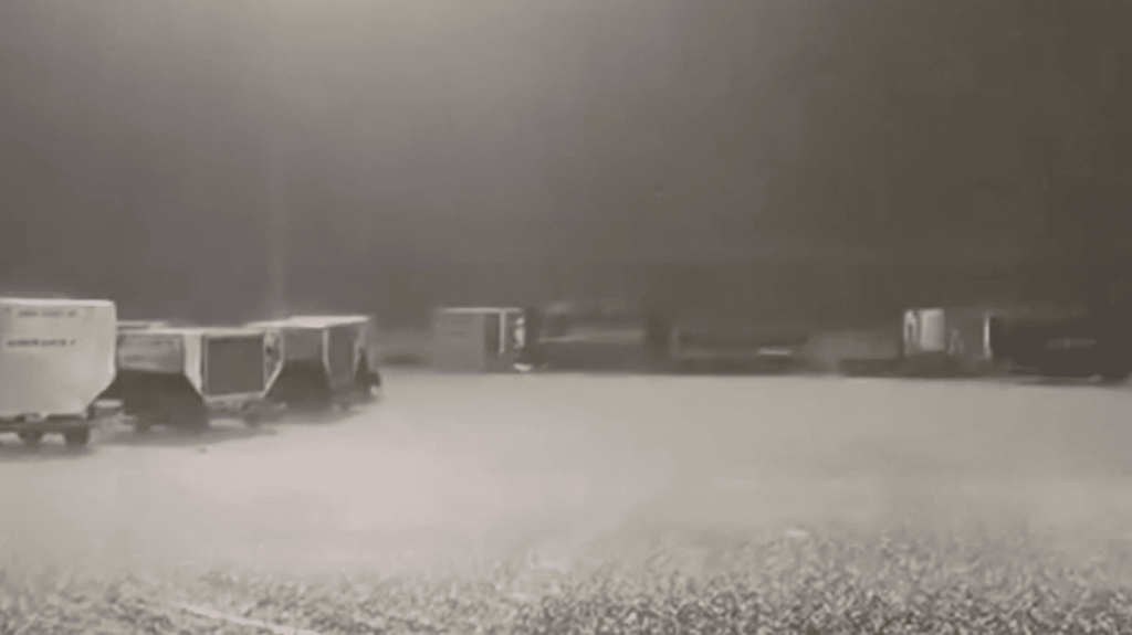 Intempéries : de nombreux dégâts et perturbations en Île-de-France
Des avions ont été déroutés à Orly et Roissy, en raison des orages du mercredi 1er mai. Au total, plus de 20 000 éclairs et impacts de foudre ont été comptabilisés, y compris au-dessus de la Tour Eiffel.