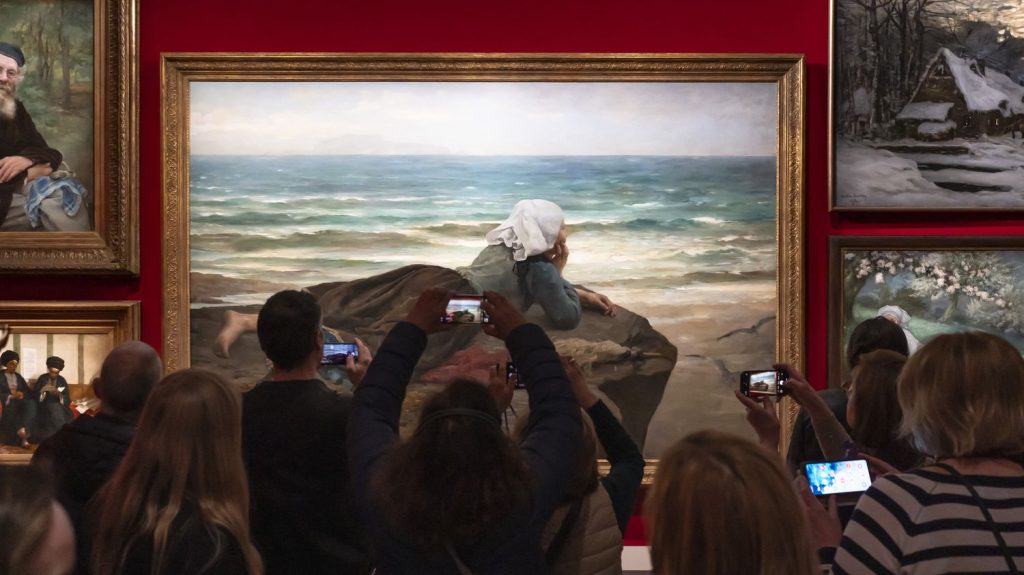 Au musée d'Orsay, deux personnes soupçonnées d'avoir tenté de dégrader un bien culturel vont être présentées à un juge
Les personnes interpellées dimanche matin en possession de colle au musée d'Orsay, à Paris, seront présentées mardi à un juge, a indiqué lundi le parquet de Paris