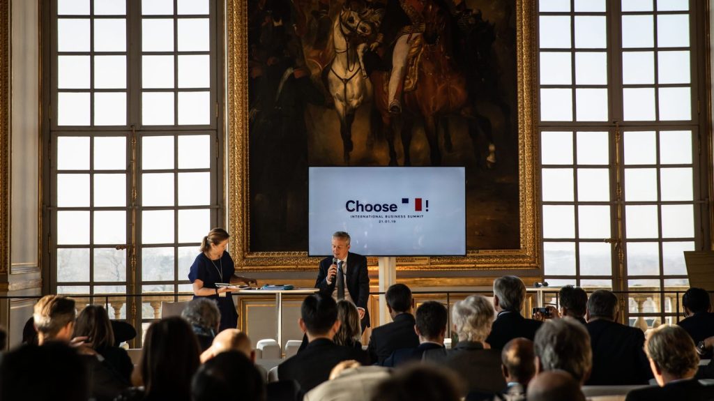 Sommet "Choose France" : "C'est un effort qu'il faut faire" pour attirer les investissements étrangers en France, estime une économiste
Emmanuelle Auriol, professeure à la Toulouse school of economics, souligne que "L'Europe est en perte de vitesse par rapport aux Etats-Unis et à l'Asie en termes d'investissements directs étrangers".