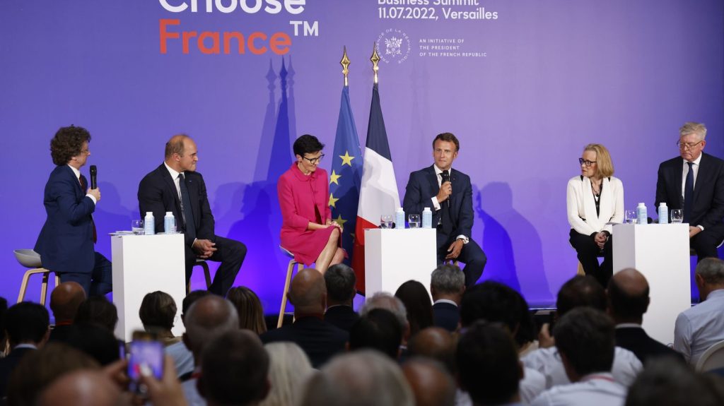 Avion électrique, raffinage de nickel, campus européen... On vous présente quelques-uns des investissements étrangers qui seront officialisés lundi au sommet Choose France
Selon l'Elysée, la 7e édition de ce sommet doit déboucher lundi sur un nombre d'investissements "record" en France. Le gouvernement compte sur ce forum annuel organisé à Versailles pour vanter l'attractivité de l'Hexagone pour les investissements étrangers.