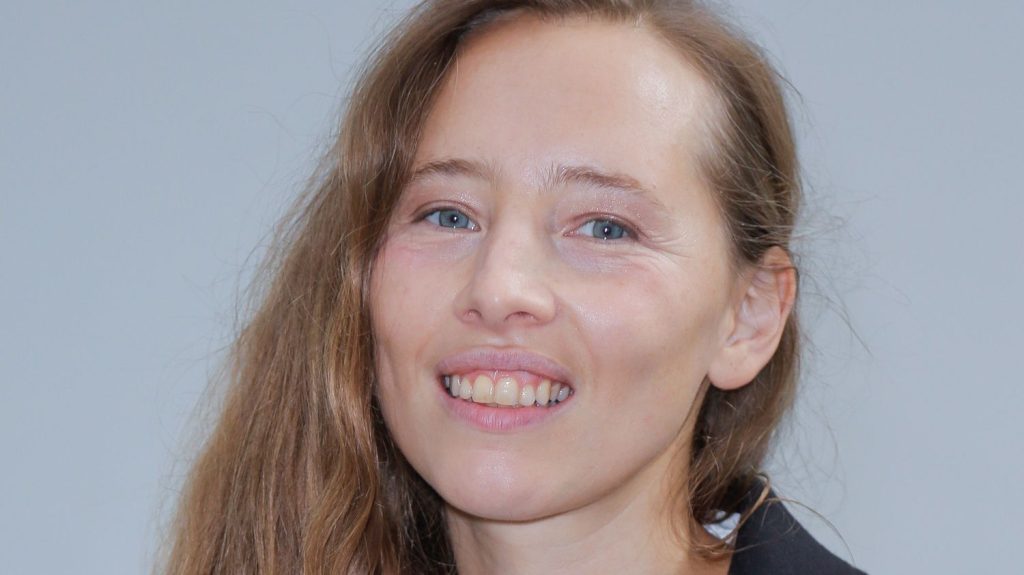 "C'est déjà tellement éprouvant d'écrire" : dans son livre, l'actrice Isild Le Besco dit renoncer à porter plainte contre Benoît Jacquot
En février, l'actrice affirmait qu'il était "probable qu'à un moment" elle porte plainte contre le réalisateur Benoît Jacquot. Elle explique aujourd'hui dans une autobiographie pourquoi elle n'est pas prête à le faire.