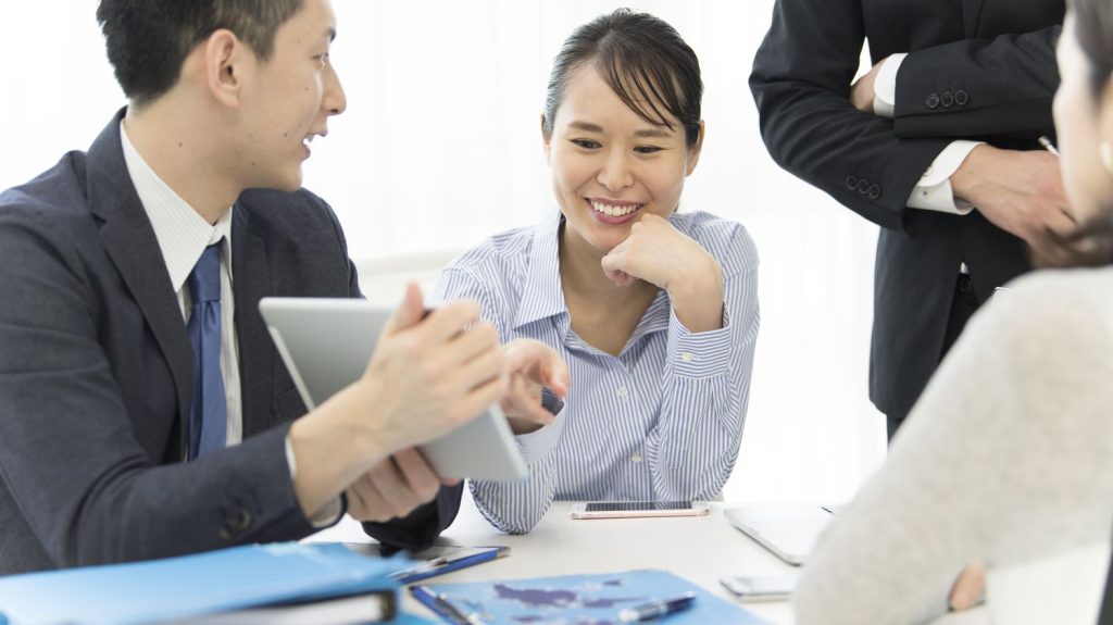 Bien-être au travail : au Japon, une société propose à ses employés de choisir leur manager
Le groupe spécialisé dans le design des bâtiments souffrait avant la mise en place de cette mesure d’un très fort taux de départ de ses employés. Depuis la siatuation a radicalement changé.