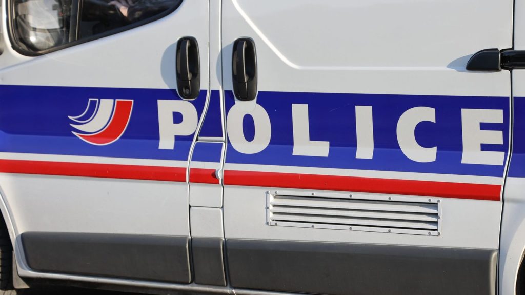 Un homme de 18 ans gravement blessé par balles à Marseille, une enquête ouverte
La victime, âgée de 18 ans et connue pour trafic de stupéfiants, a été touchée à la tête et à l'abdomen. Son pronostic vital est engagé.