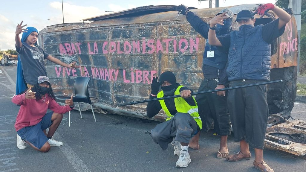 Reportage
Emeutes en Nouvelle-Calédonie : sur les barrages, de jeunes manifestants réclament "la démission de tous les élus, loyalistes et indépendantistes"
Alors que la CCAT a appelé à lever le pied sur la mobilisation, les jeunes Kanaks n'entendent pas relâcher la pression et restent mobilisées sur les barrages.