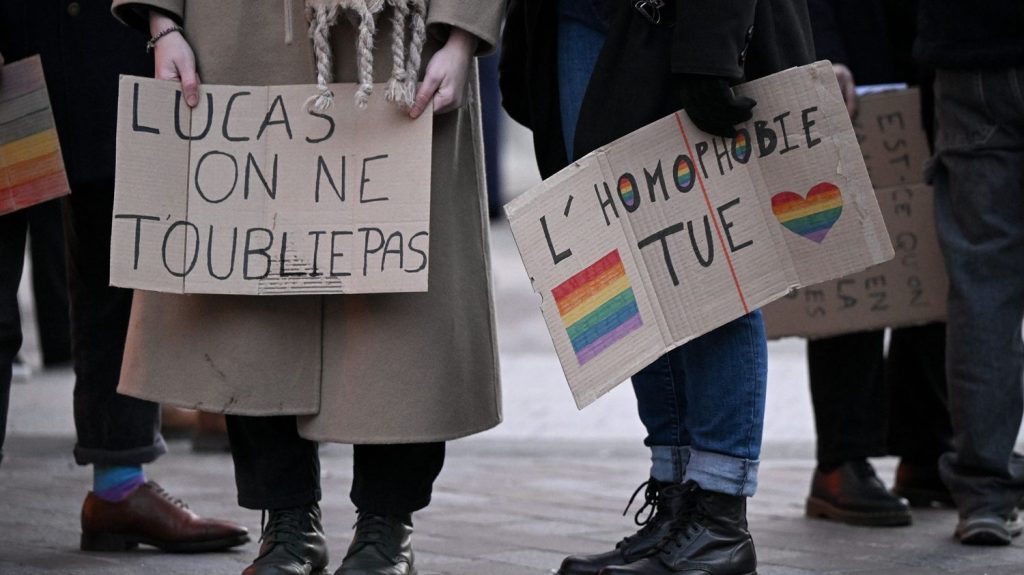 Podcast
Protéger les mineurs LGBT+, N'Golo Kanté et GTA VI pas avant l'automne 2025 : ça dit quoi ce 17 mai ?
Ce vendredi 17 mai, c'est la journée internationale de lutte contre l'homophobie, N'Golo Kanté retrouve les Bleus après deux ans d'absence et la date de sortie du jeu vidéo le plus attendu au monde se précise.