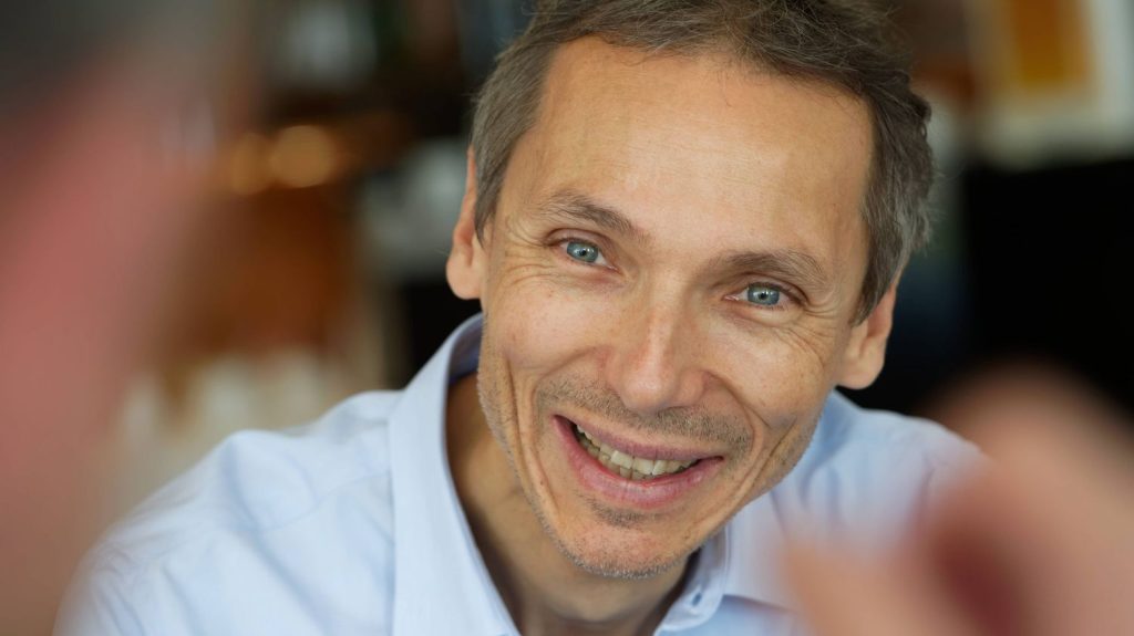 "On a besoin d'incertitude dans la vie" : Laurent Gounelle parle de liberté dans son nouveau livre, "Un monde presque parfait"
Tous les jours, une personnalité s'invite dans le monde d'Élodie Suigo. Jeudi 2 mai 2024 : l’écrivain, Laurent Gounelle. Il vient de publier un nouvel ouvrage, "Un monde presque parfait", aux Éditions Mazarine.